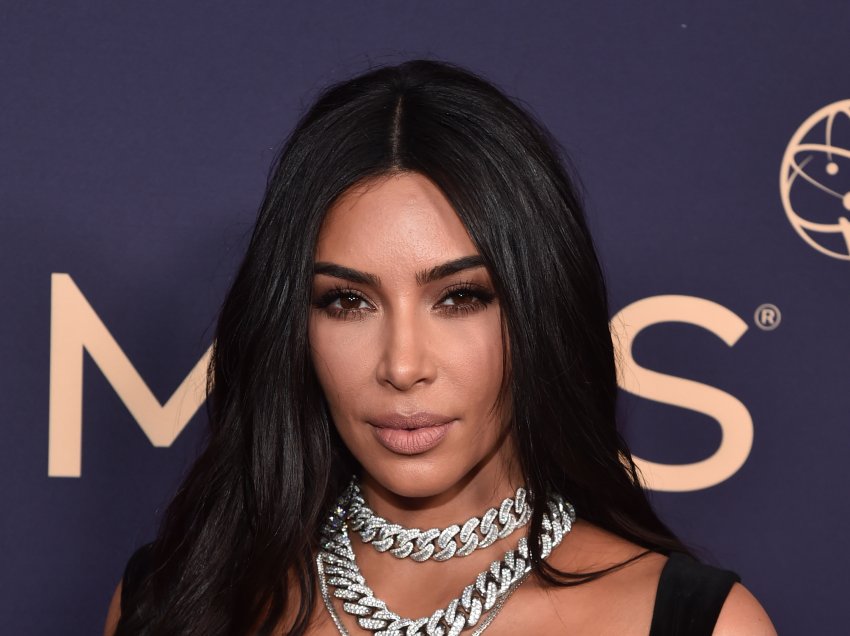 Fitoi rezidencën luksoze nga divorci me Kanye, Kim Kardashian pozon joshëse në bikini