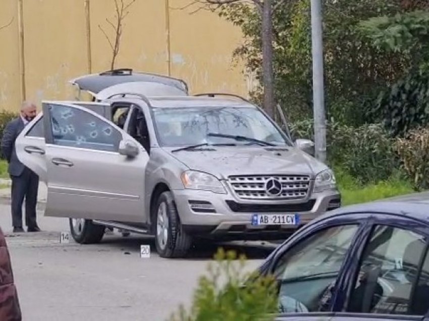 Vrasja e Mond Çekiçit në Durrës, policia shoqëron 23 persona/ Arma dhe automjeti dyshohen të…