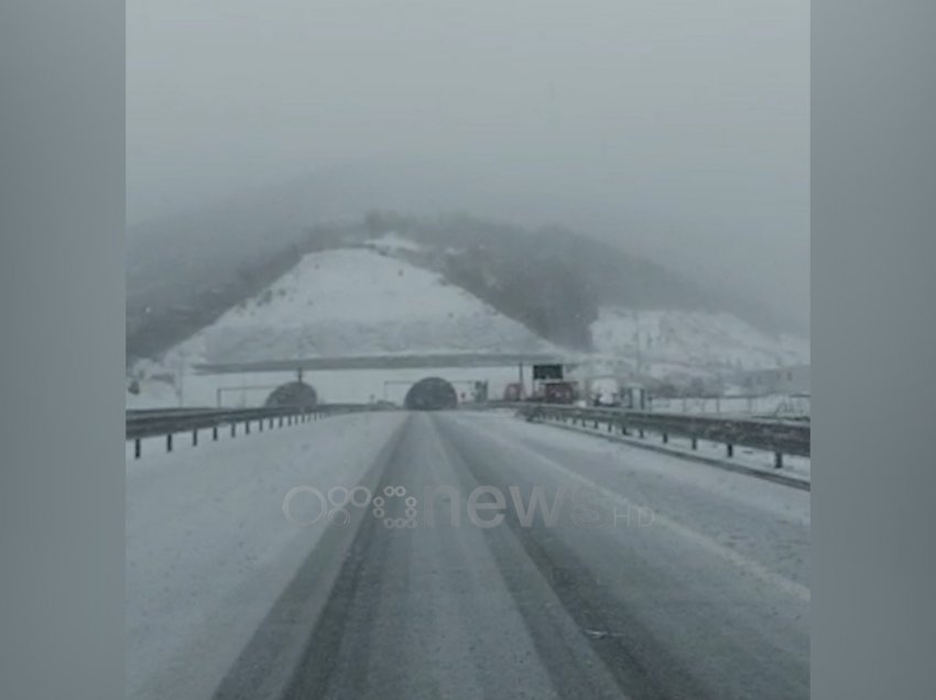 Reshje të dendura dëbore në veri, borëpastrueset ‘zbarkojnë’ në Rrugën e Kombit