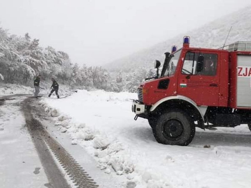 Dëborë e madhe në juglindje/ Probleme me rrugët dhe energjinë