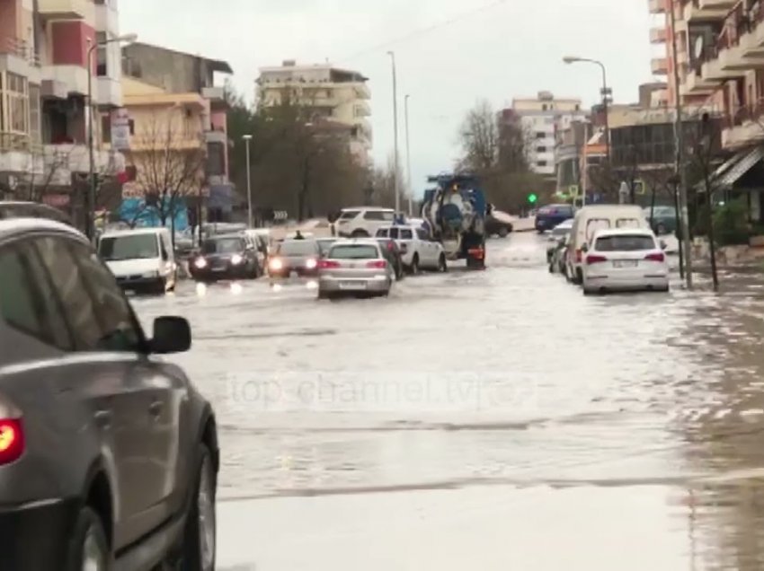 Vlorë/ Disa akse rrugore “pushtohen” nga uji, kanalet që derdhen në vijën bregdetare shkarkojnë mbetje plastike