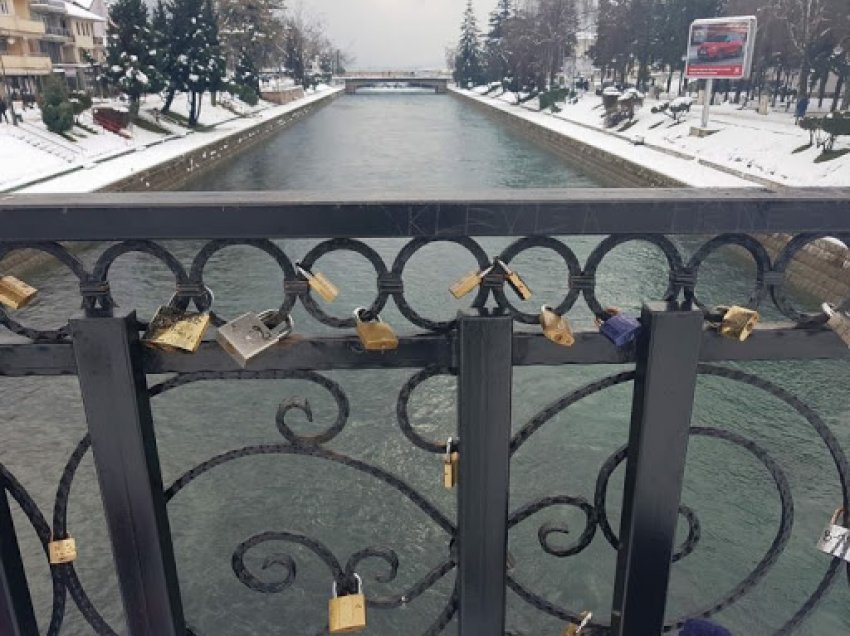 Bora në Strugë shkaktoi ndërprerje të energjisë elektrike dhe të ujit