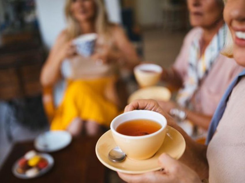 Shumica e njerëzve e bëjnë këtë gabim: Nutricionistët kanë zbuluar kohën e saktë kur duhet pirë çaj për të pasur efektin më të mirë!