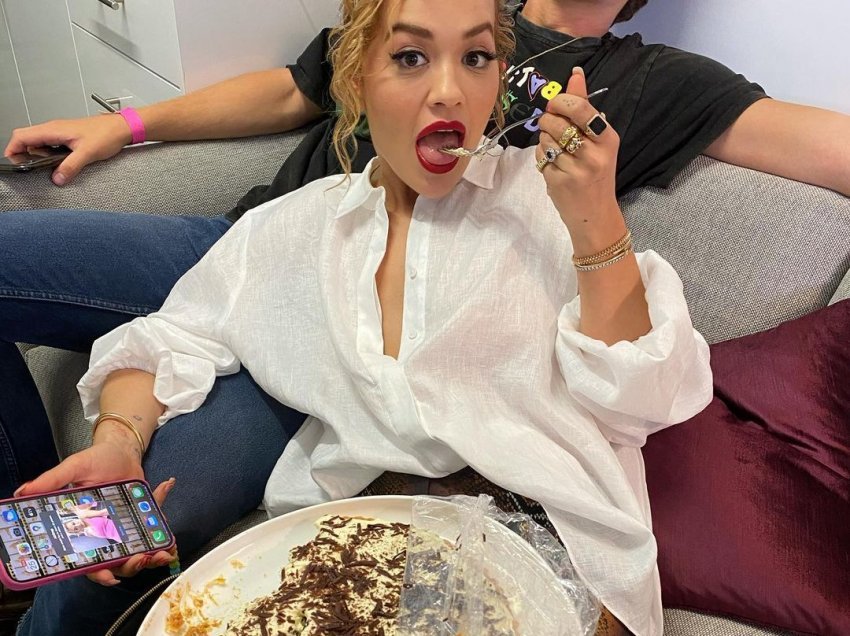 Rita Ora përmes imazheve joshëse nga Sidnei iu uron fansave javë të mbarë