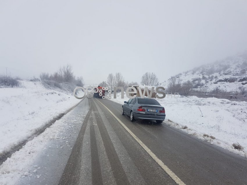 Reshjet e borës në Korçë, 20 fshatra pa energji elektrike