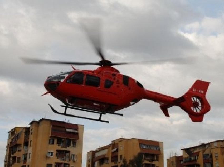 10 vjeçari rrëshqet në oborrin e shkollës, niset në gjendje të rëndë drejt Tiranës