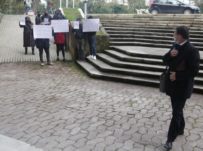 Qytetarët e presin Bari Shytin me protestë, ngrenë zërin para KPK