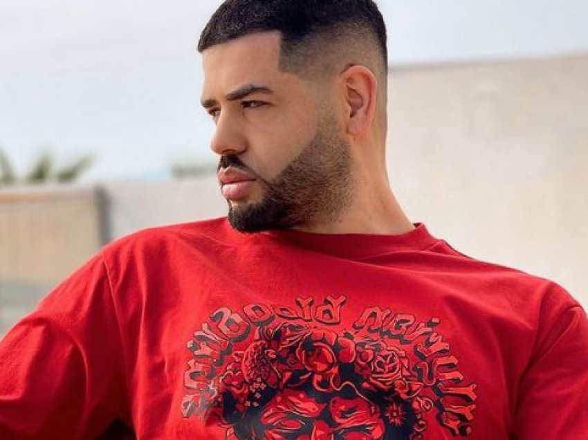 Noizy shfaq fizikun e formësuar me pozat para pasqyrës