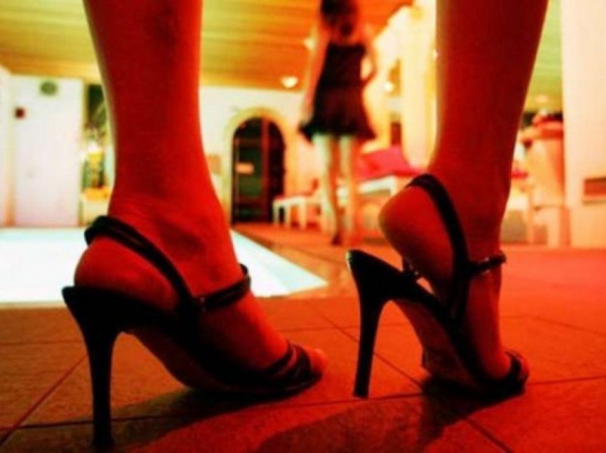 Shfrytëzonte 35-vjeçaren për prostitucion, në pranga i moshuari nga Fieri