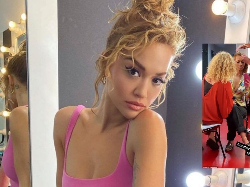 “Një ditë tjetër, një xhirim tjetër”, Rita Ora ngacmon imagjinatën e ndjekësve me dekolte të hapur nga dhoma e zhveshjes