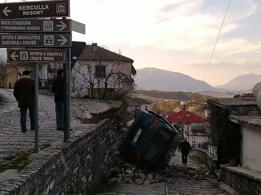 Shembet kalldrëmi, shikoni si përfundoi makina në Gjirokastër