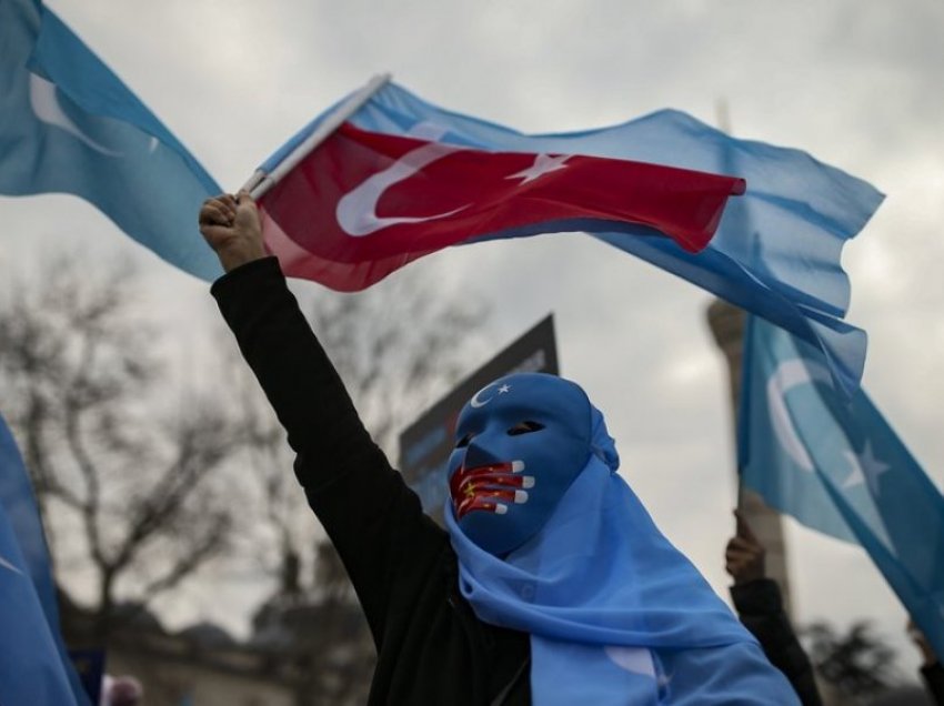 Ujgurët në Turqi protestojnë për vizitën e ministrit të Jashtëm kinez