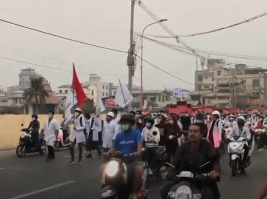 Mantelbardhët protestojnë me motoçikleta