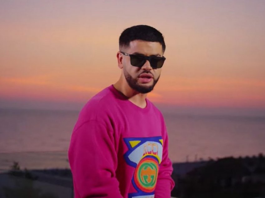 Noizy shfaq fizikun e formësuar me pozat para pasqyrës