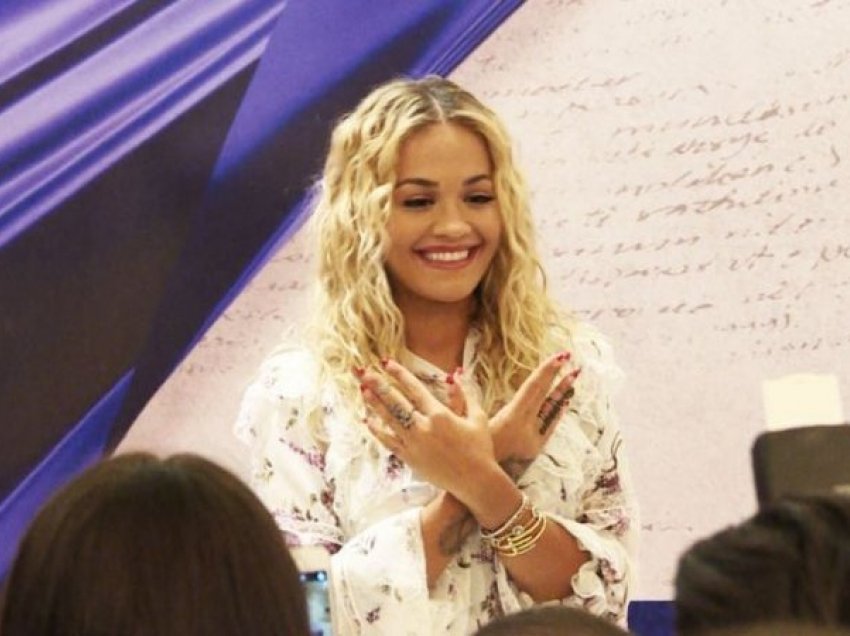 Rita Ora ka një mesazh në gjuhën shqipe për shqiptarët