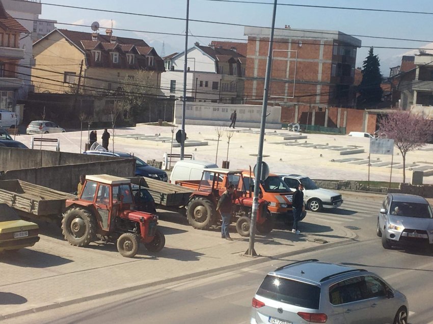 Skandal në Suharekë, familjarët akuzojnë Muharremajn se nuk po ndalon pazarin te varrezat e të rënëve