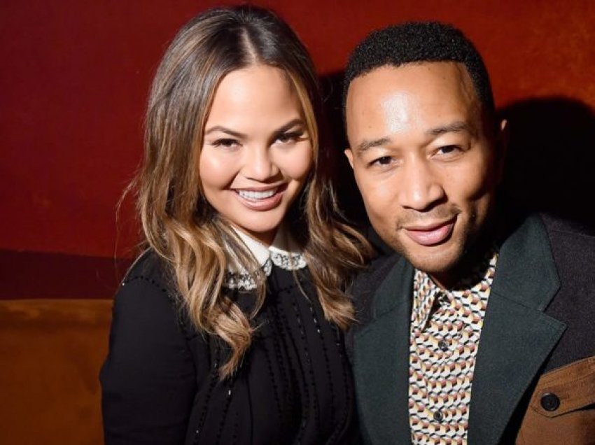 Chrissy Teigen zbulon vendet më të çuditshme ku ka bërë seks me John Legend