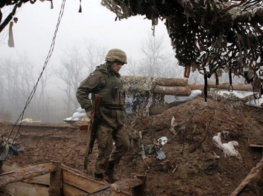 Katër ushtarë të vrarë në një “bombardim” në Ukrainën lindore