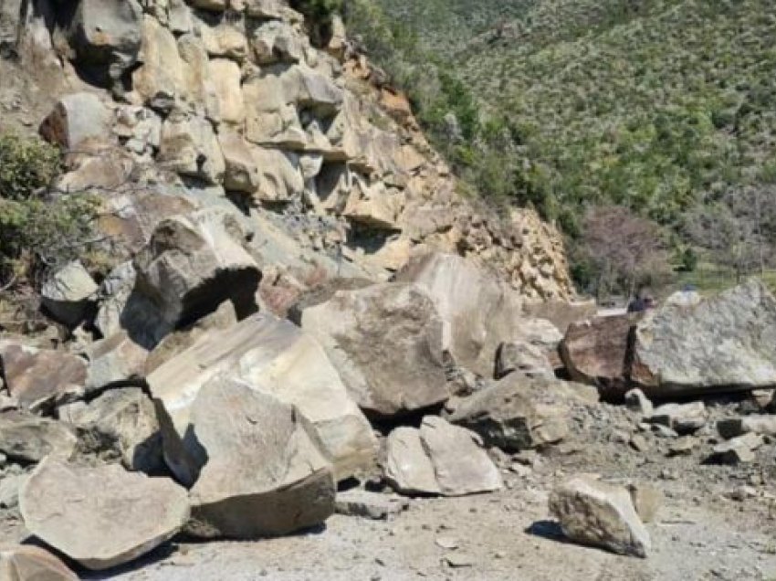 Shembet një masiv i shkëmbit mbi aksin Berat-Çorovodë