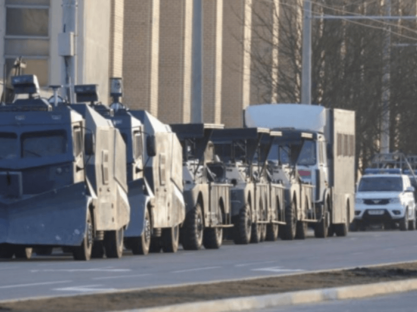 100 të arrestuar nga protestat në Bjellorusi, në mesin e tyre dhe dy redaktorë