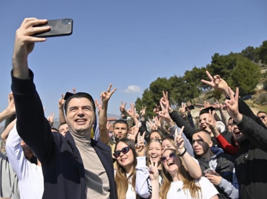 Basha nxjerr foton me të rinjtë nga Elbasani: Në 25 Prill, Rama humb dhe Shqipëria fiton