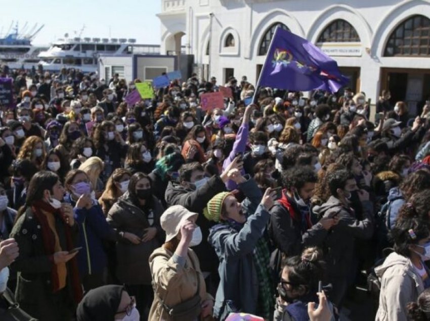 Studentët, gratë dhe komuniteti LGBT protestojnë për të drejtat e tyre në Turqi