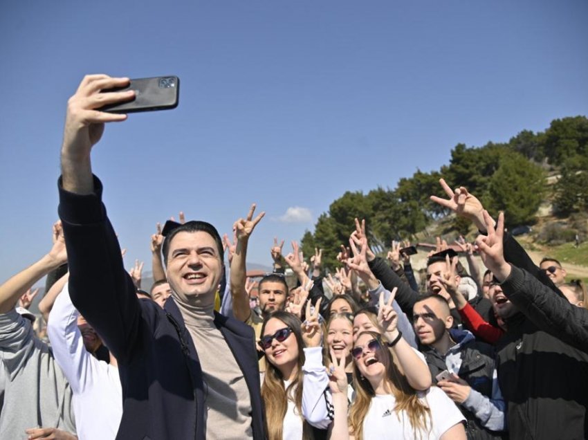 Basha me të rinjtë në Elbasan: Me planin e PD për universitetet, do të keni përgatitje si bashkëmoshatarët tuaj europianë