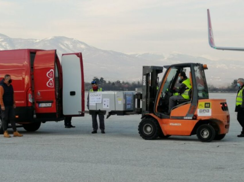 Në Aeroportin e Shkupit arrijnë vaksinat nga COVAX mekanizmi