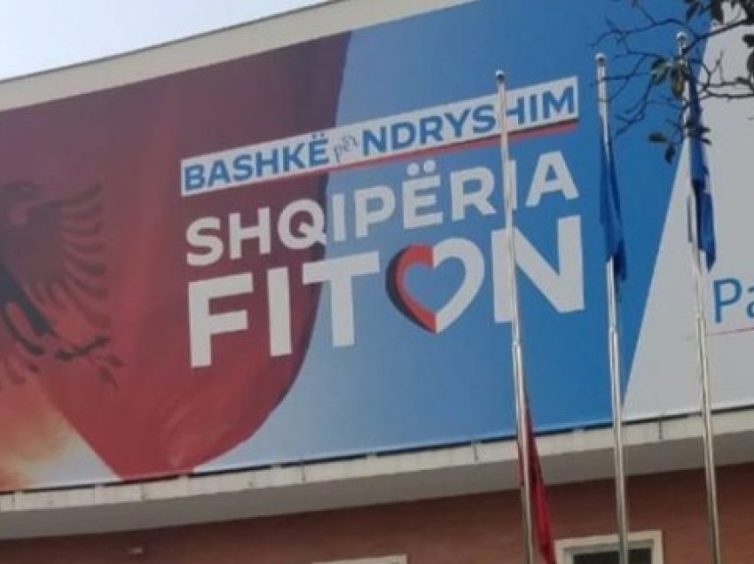 Në nderim të Bashkim Finos, PD ul flamurin në gjysmë shtizë