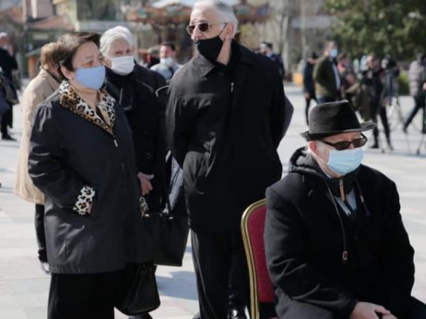 Mes kaosit dhe shpresës, si nisi vaksinimi masiv! Të moshuarit, orë të tëra në radhë dhe pa kurrfarë distance sociale