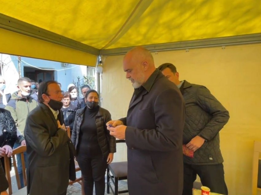 Edi Rama u dorëzon familjarëve të Arjan Salës certifikatën “Dëshmor i Atdheut”/ Babai i përlotur, bashkëshortja e të ndjerit:  Nuk dimë ça t’i themi fëmijës!