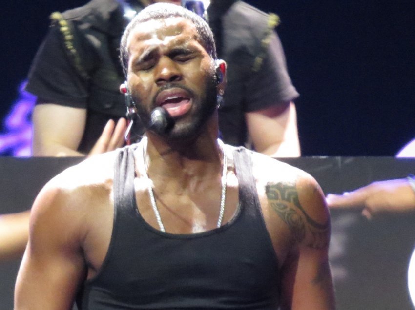 U njohën para izolimit, Jason Derulo dhe modelja zbulojnë lajmin e bukur, do bëhen prindër për herë të parë