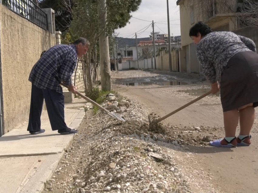 Bashkia ua ka hequr vizën, banorët marrim kazmën e lopatën të rregullojnë rrugën