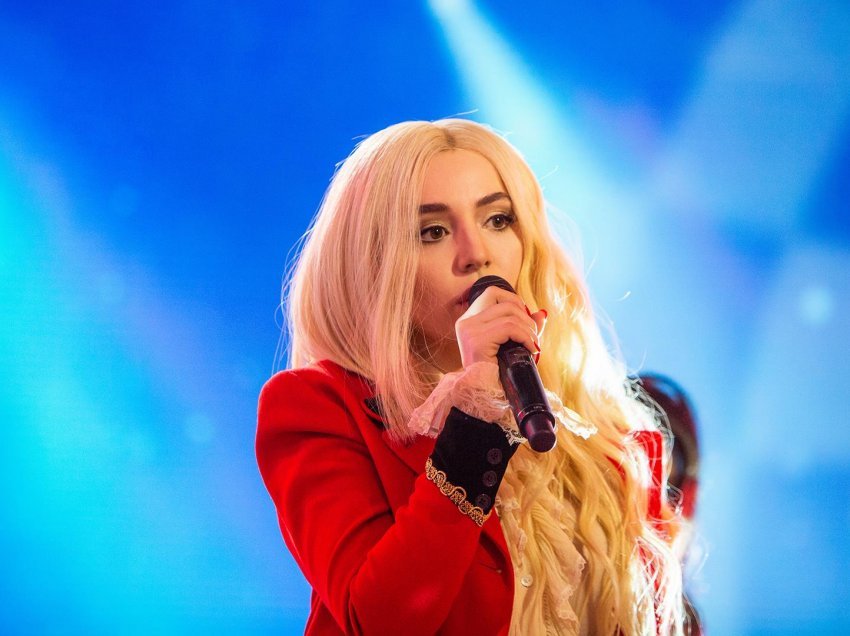 Ava Max shkëlqen me performancën e saj në “Good Morning America”