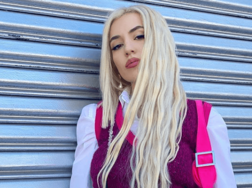 Ava Max duket mahnitëse teksa merr vëmendje me veshjen shumëngjyrëshe