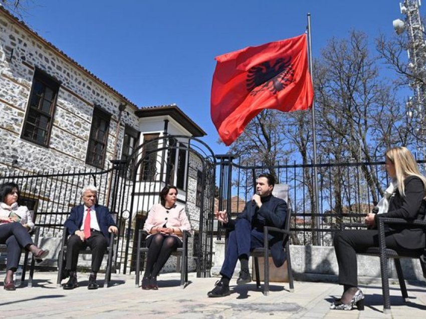 Basha me pedagogët në Korçë: Rritje pagash, stazh të paguar për të sapodiplomuarit