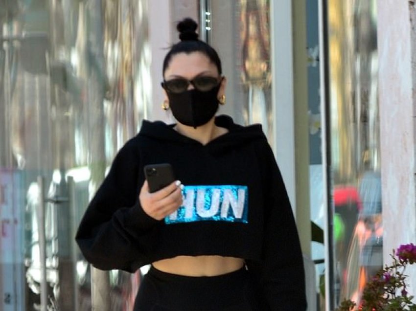 Jessie J nxjerr në pah figurën e saj trupore me veshjen e ngushtë