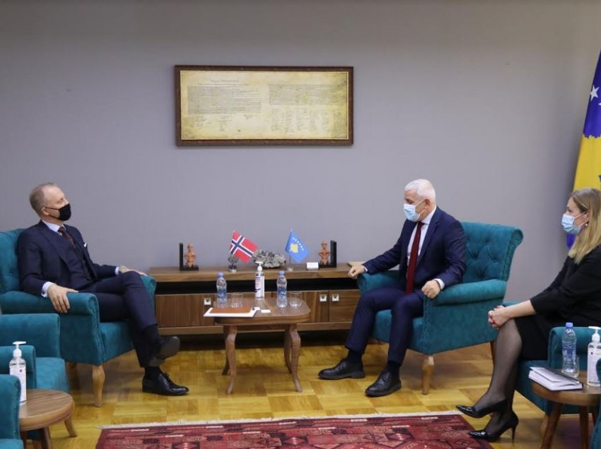 Sveçla pret në takim ambasadorin e Norvegjisë, premtohet përkrahje