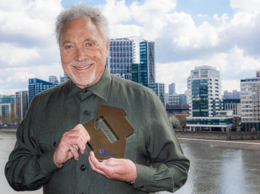 Tom Jones bëhet artisti më i moshuar që ka albumin në krye të tabelës në Britani