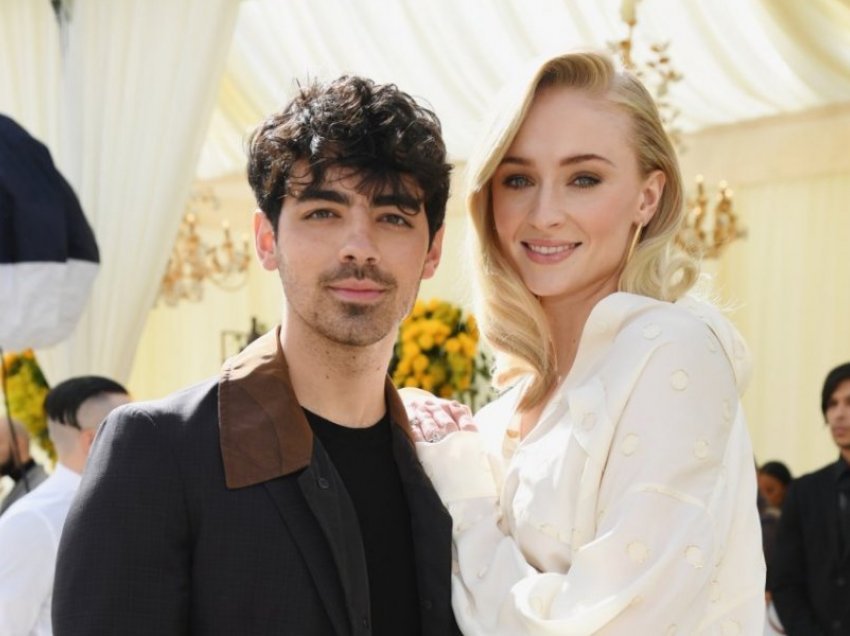 Joe Jonas dhe Sophie Turner ndajnë fotot e ëmbla në 2 vjetorin e martesës