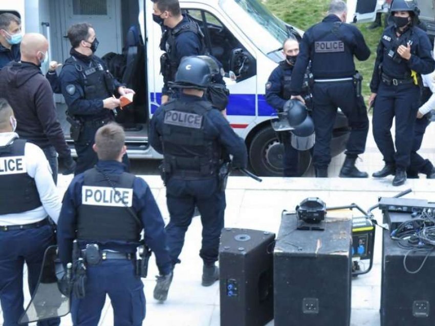 Përleshje në aksionin kundër pandemisë ilegale në park në Paris