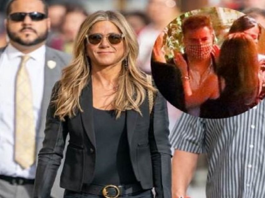 ​Jennifer Aniston kapet në përqafim me regjisorin