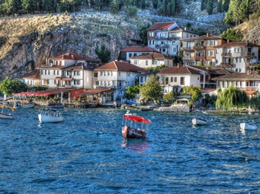 Punonjësit turistikë në Maqedoni kërkojnë që të kenë prioritet në vaksinim