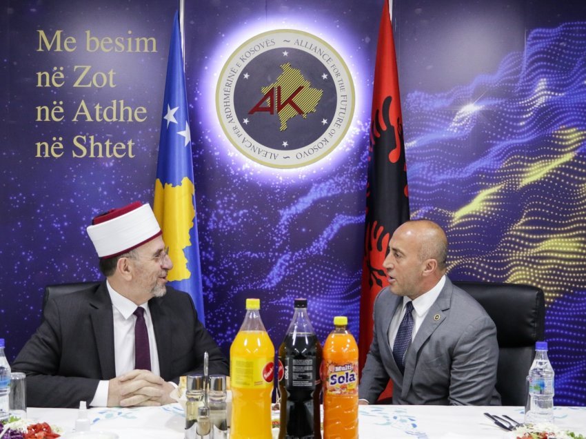 Haradinaj nuk e harron zakonin, shtron iftar për BIK, e nderon edhe Tërnavën me medalje