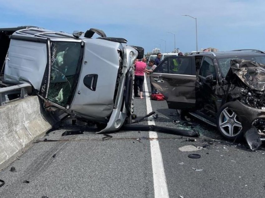 Heroi i panjohur u hodh nga 25 metra lart në ujë dhe shpëtoi foshnjen që ra nga makina