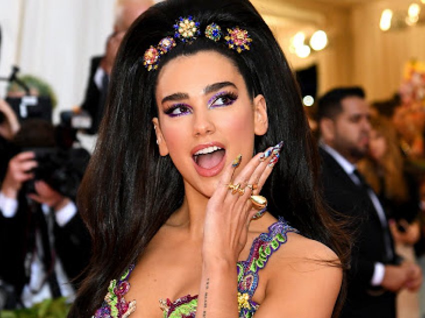 Dua Lipa bëhet nostalgjike, poston fotografi nga dukja e saj në “Met Gala”