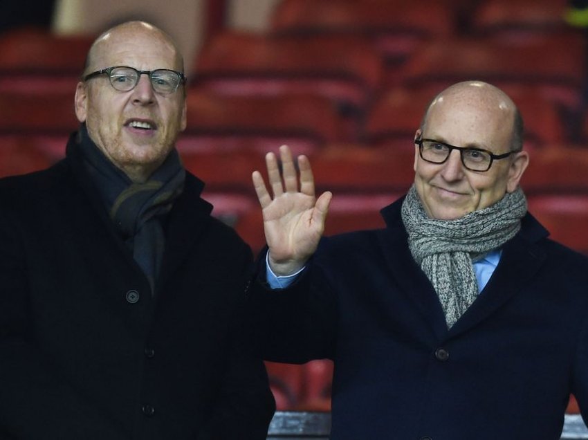 Joel Glazer del me deklaratë zyrtare pas thirrjeve të tifozëve për shitjen e Man Utd