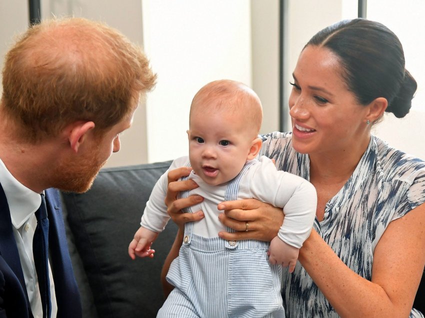 Në ditëlindjen e dytë, Meghan dhe Harry publikuan foton e rrallë të Archie-t!