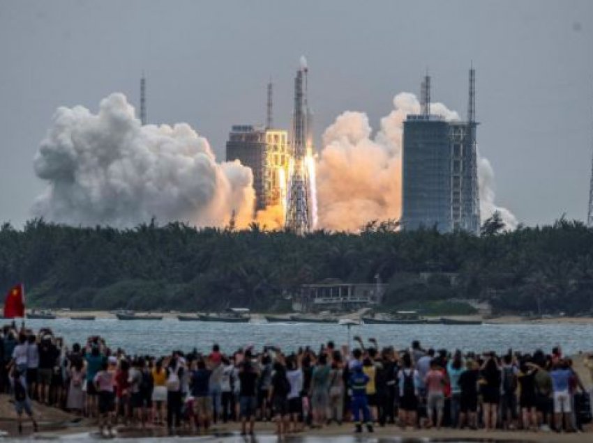 Larg dritareve! Autoritetet paralajmërojnë italianët pasi raketa kineze pritet të përplaset në tokë 