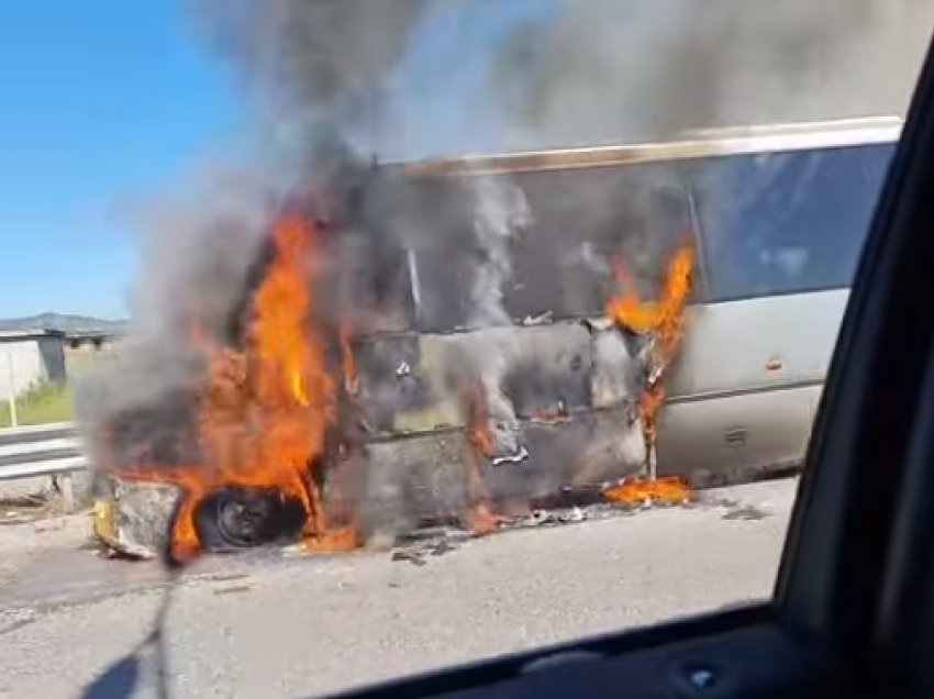 Merr flakë autobusi në aksin Rrogozhinë-Durrës, shpëtojnë pasagjerët